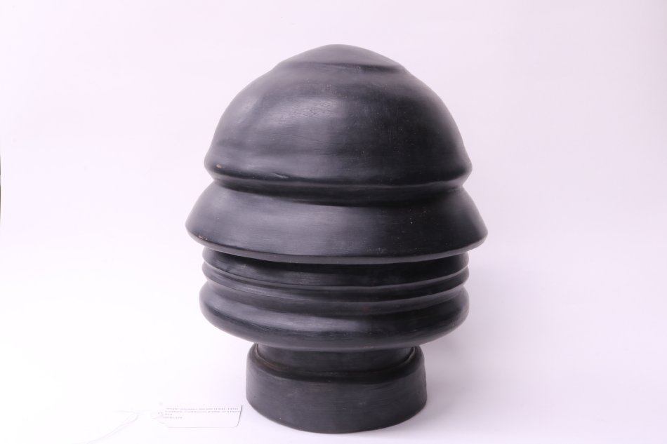 A sculpture of a head in 360 degrees.